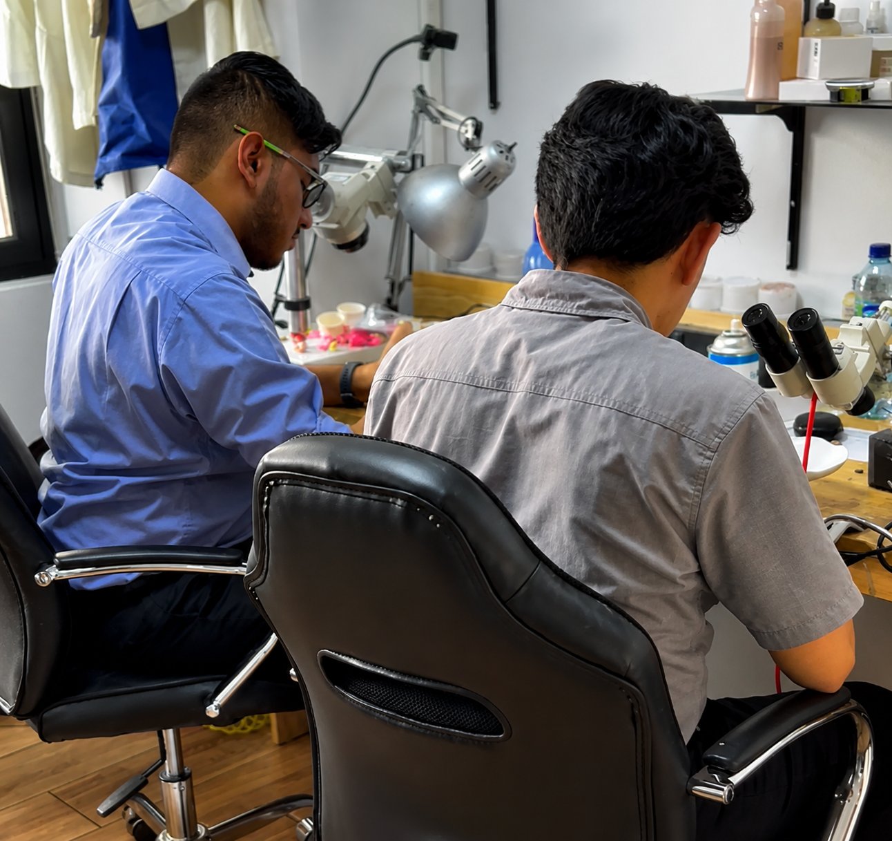 Técnicos de Dintelec trabajando en el laboratorio