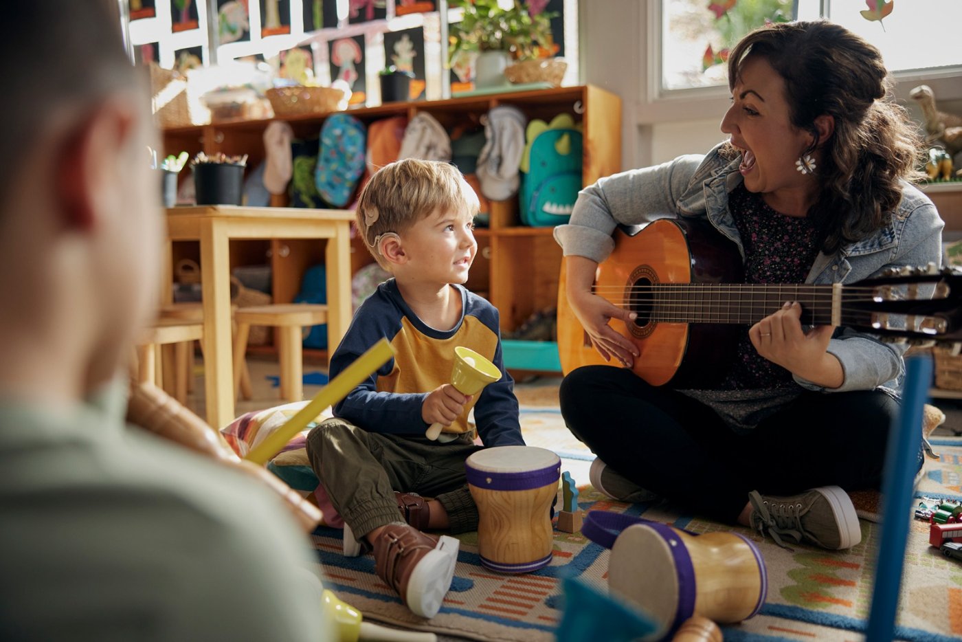 Niño con implante coclear en clase de música