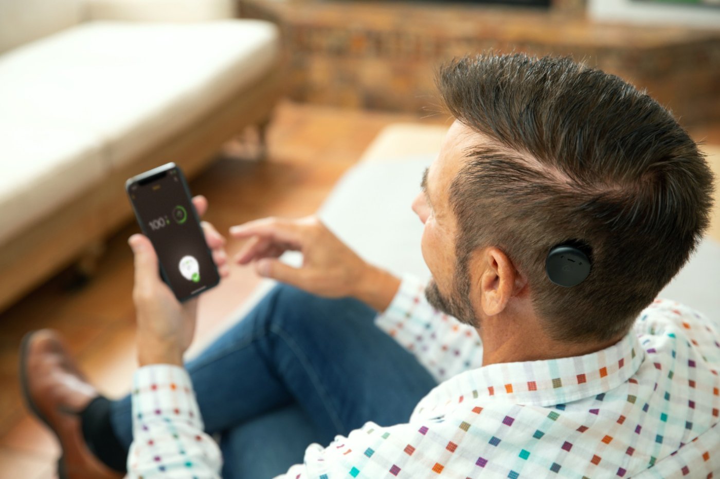 Usuario de Kanso controlando su audición desde el smartphone